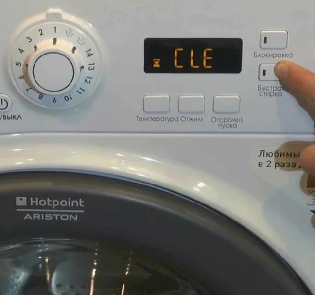 Automatisk rengøring på en Ariston vaskemaskine