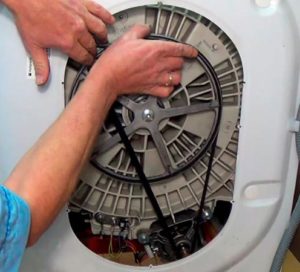 Cum se strânge cureaua la o mașină de spălat Ariston?