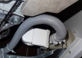 Paano baguhin ang drain hose sa isang washing machine ng Ariston