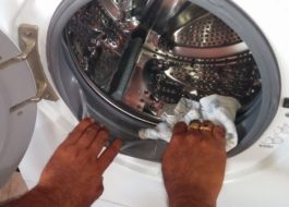 How to clean an Ariston washing machine