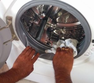 Hur rengör man en Ariston tvättmaskin?