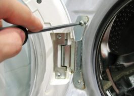 Slik fjerner du døren til en Samsung vaskemaskin