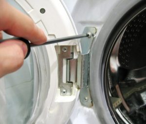 Paano tanggalin ang pinto ng isang washing machine ng Samsung?