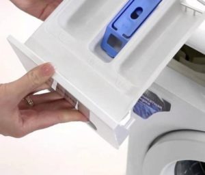 Làm cách nào để tháo khay đựng bột trong máy giặt Samsung?