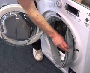 Wie entferne ich die Manschette von der Trommel einer Samsung-Waschmaschine?