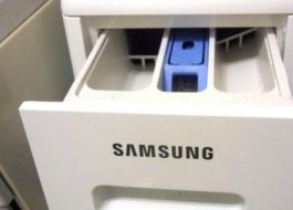 Var man häller flytande pulver i en Samsung tvättmaskin