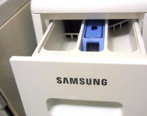 Hvor skal man helle flytende pulver i en Samsung vaskemaskin?