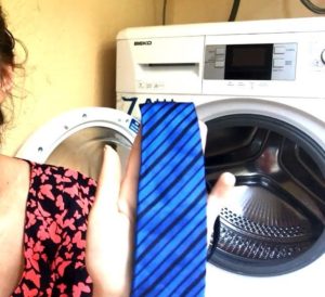 Een stropdas wassen in de wasmachine