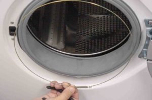 Tháo kẹp trên máy giặt