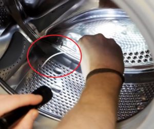 Kā noņemt krūštura stiepli no Bosch veļas mašīnas?