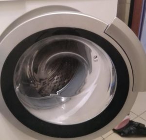 How to open the door of a Bosch washing machine?