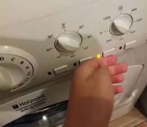 Como reiniciar a máquina de lavar Hotpoint Ariston?