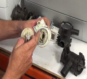 Làm cách nào để thay đổi máy bơm trong máy giặt Bosch?