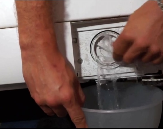 Jak vypustit vodu z pračky Ariston