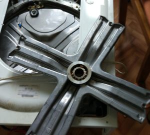 Làm cách nào để tháo ổ trục ra khỏi trống của máy giặt Ariston?