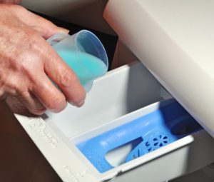 Hvor skal man helle flytende pulver i en Bosch vaskemaskin?