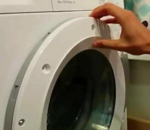 Kā atvērt veļas mašīnu Atlant, ja tā ir aizslēgta?