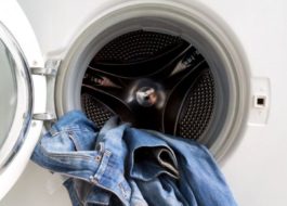 Hoe jeans in de wasmachine te wassen om ze te laten krimpen