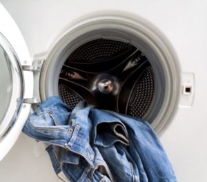 Hoe was je jeans in een wasmachine om ze te laten krimpen?
