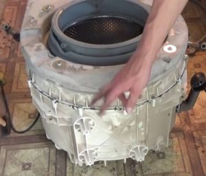 Làm cách nào để tháo trống trong máy giặt Atlant?