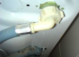 L'eau coule par le bas sous la machine à laver Atlant
