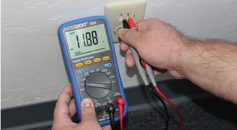 قياس جهد الشبكة الكهربائية المنزلية