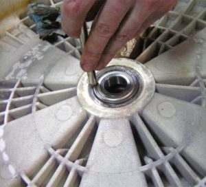 Ang pagpindot sa isang bearing sa isang washing machine