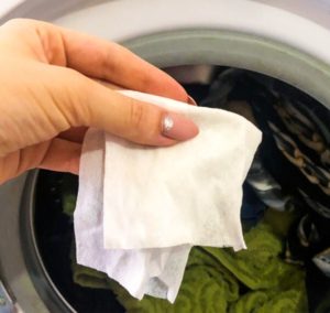 Hvorfor lægge en fugtig klud i vaskemaskinen, når du vasker?