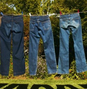 Hvordan tørrer man hurtigt jeans efter vask?