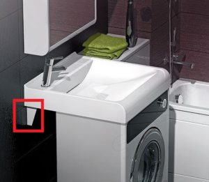 Како је умиваоник причвршћен изнад машине за прање веша?