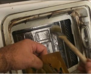 Hoe maak je een bovenladerwasmachine schoon?