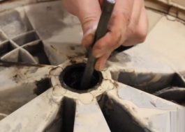 Slik fjerner du et fastkjørt lager fra en vaskemaskintrommel