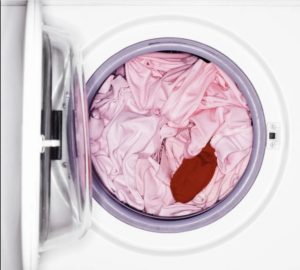 Je možné prát bílé prádlo s barevným?