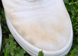 Manchas em tênis brancos após a lavagem