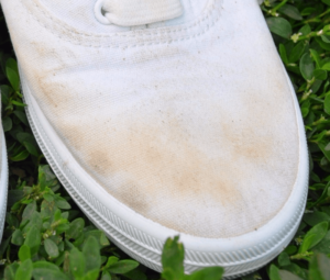 Vlekken op witte sneakers na het wassen