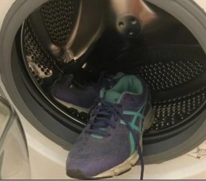 Naglalaba ng Adidas sneakers sa washing machine