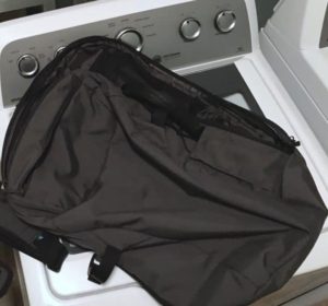 Ortopedik bir sırt çantasının yıkanması