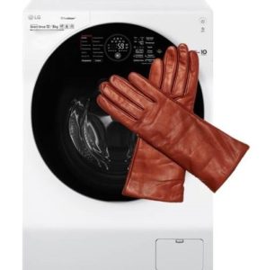 Lavar guantes en una lavadora.