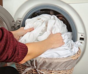Een dekbedovertrek wassen in een wasmachine