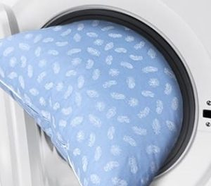 Pranje perjanog jastuka u perilici rublja