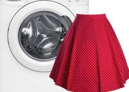 Lavar una falda en una lavadora.