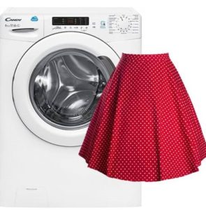 Πλύσιμο μιας φούστας σε ένα πλυντήριο