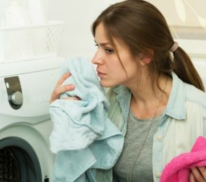 จะทำอย่างไรถ้าผ้าเช็ดตัวมีกลิ่นเหม็นหลังจากซัก?