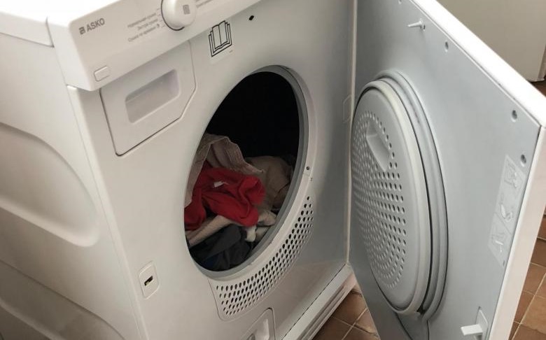 cargar ropa en la secadora