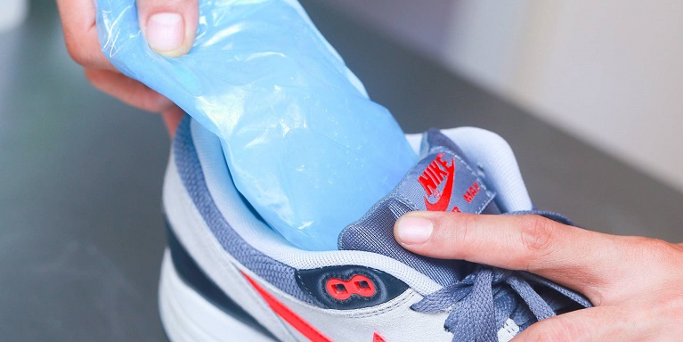 đổ đầy muối vào túi và đặt chúng vào giày thể thao của bạn