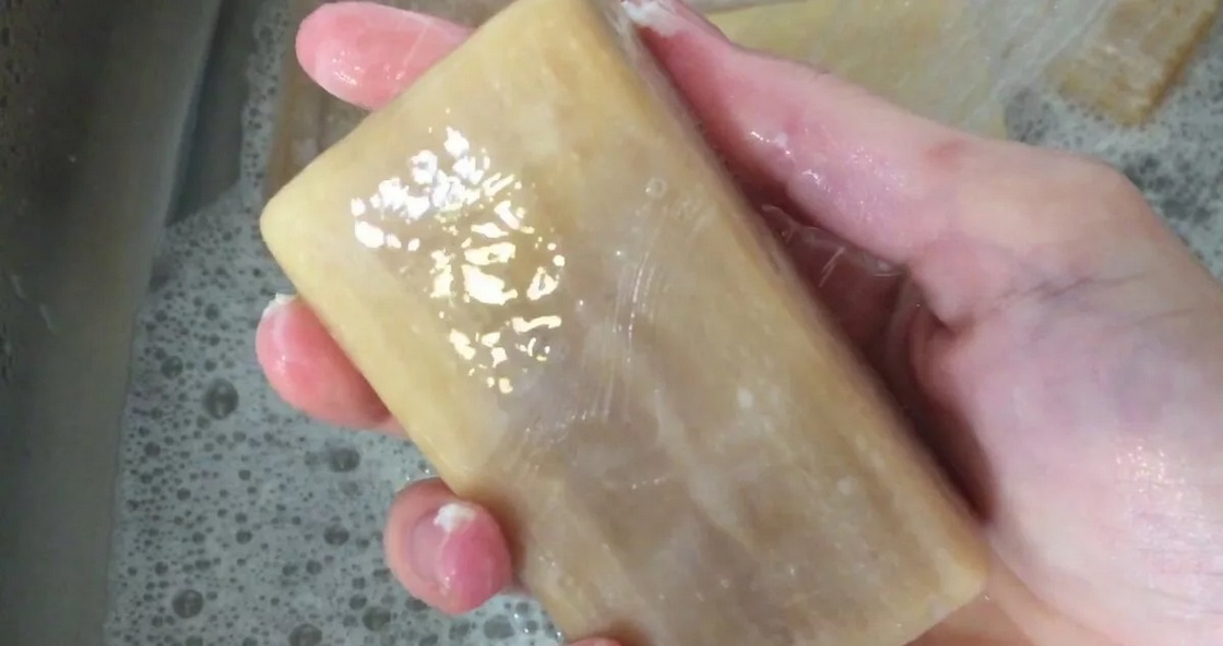 frega les parts brutes del cardigan amb sabó