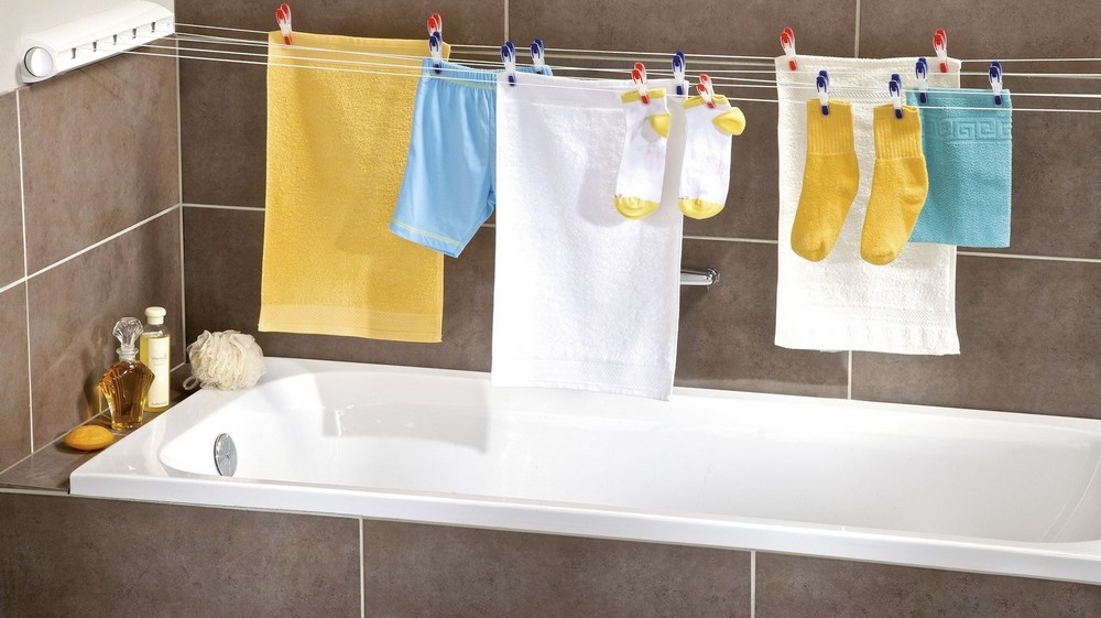 Droog handdoeken niet in een vochtige ruimte