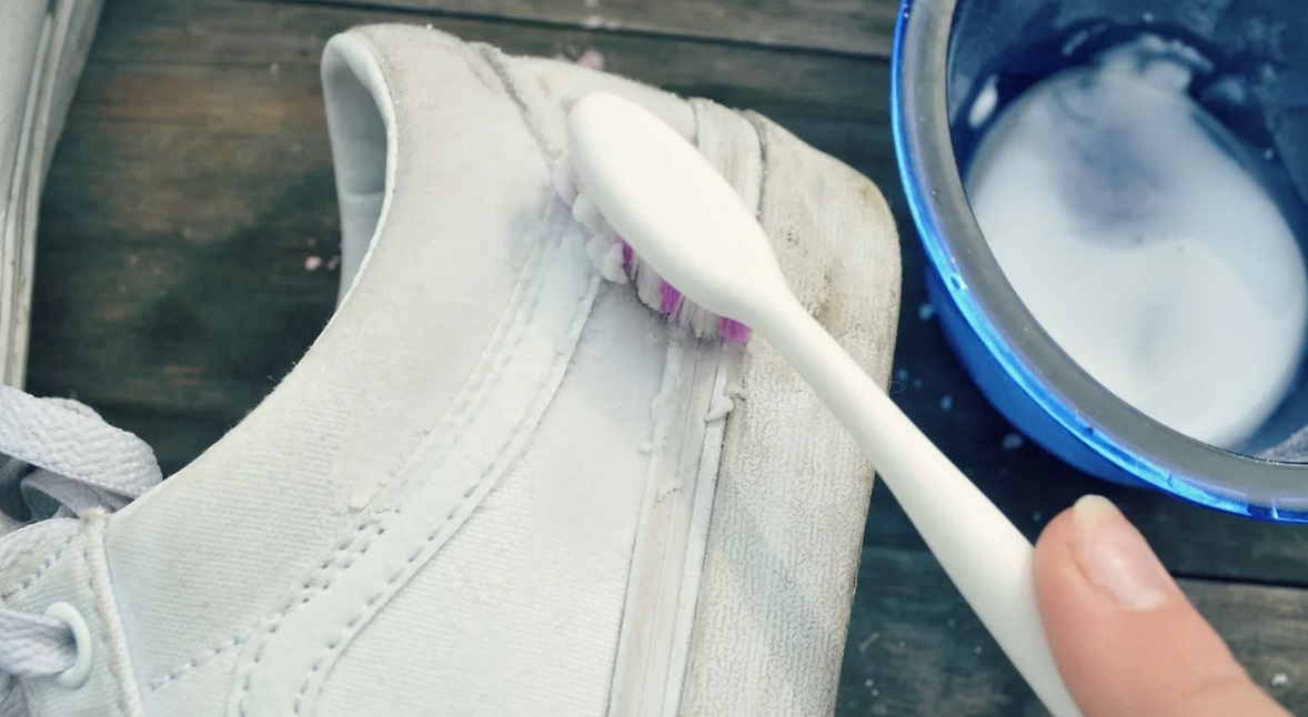 Pra-bersihkan kasut anda dengan berus gigi