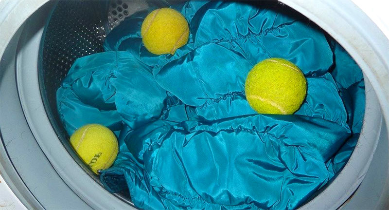 Semasa mencuci, anda harus memasukkan bola tenis
