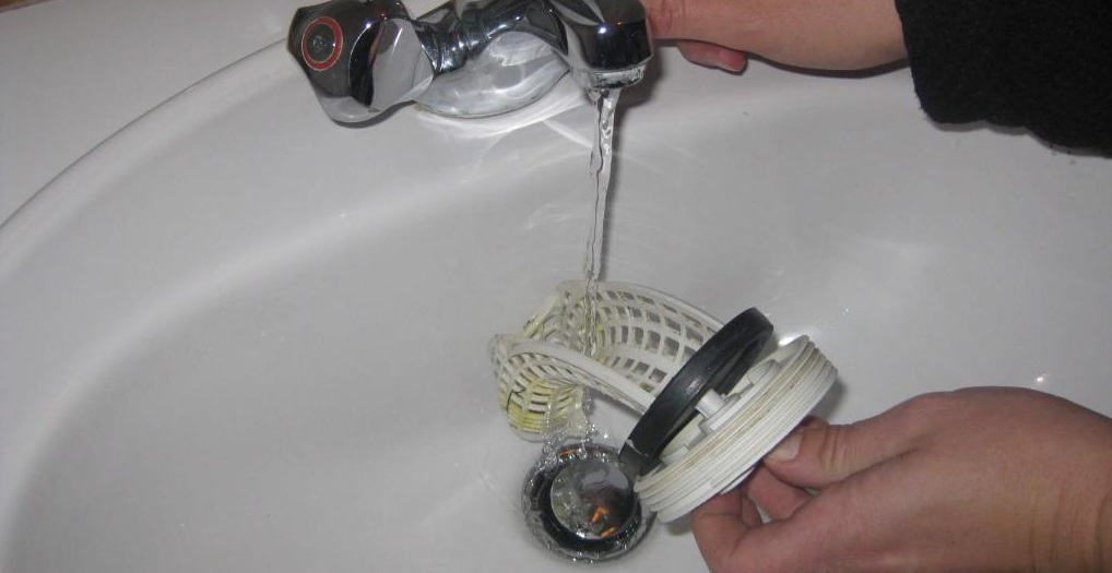 enxágue o filtro em água corrente